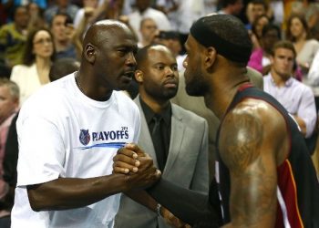 LEBRON VS. JORDAN ENFRENTADOS EN UN DUELO UNO CONTRA UNO EN UN JUEGO SIMULADO