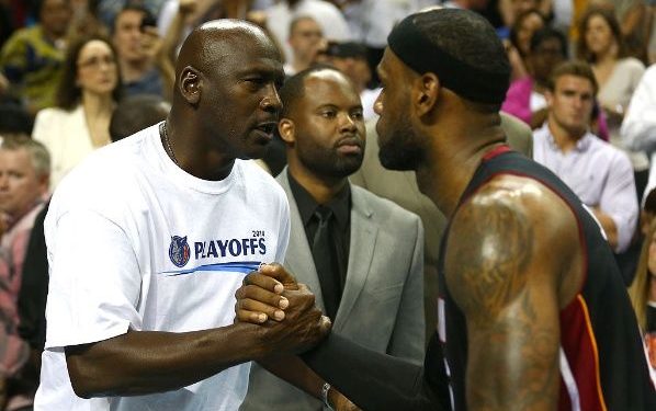 LEBRON VS. JORDAN ENFRENTADOS EN UN DUELO UNO CONTRA UNO EN UN JUEGO SIMULADO