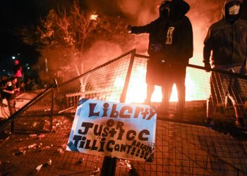 MANIFESTANTES PRENDEN FUEGOS EN COMISARÍA EN MINNEAPOLIS