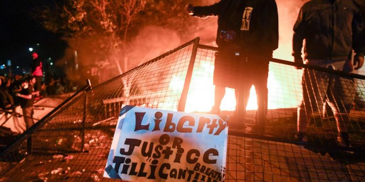 MANIFESTANTES PRENDEN FUEGOS EN COMISARÍA EN MINNEAPOLIS