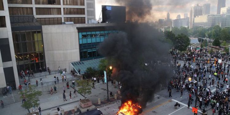 MINNEAPOLIS Y SAINT PAUL DECLARAN TOQUE DE QUEDA TRAS DISTURBIOS