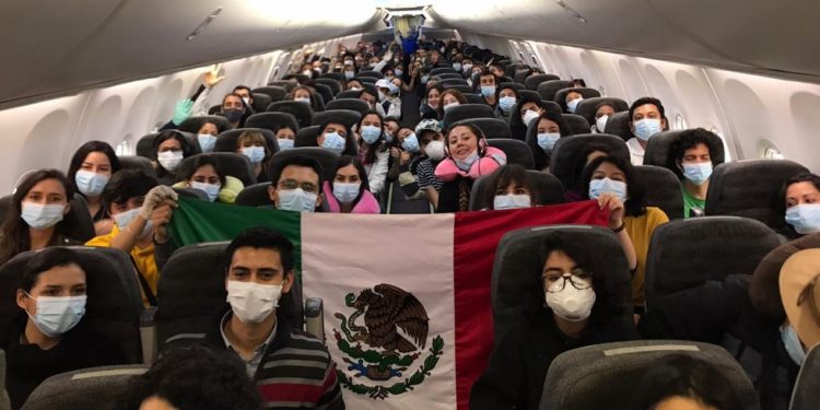MÉXICO REPATRIARÁ A MÁS DE MIL CONNACIONALES DESDE EUA
