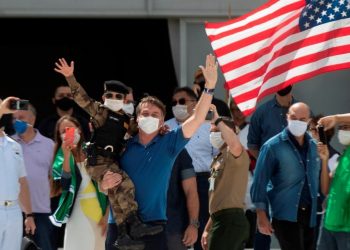 PESE A CUARENTENA, BOLSONARO ASISTE A MANIFESTACIÓN MASIVA