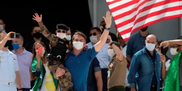 PESE A CUARENTENA, BOLSONARO ASISTE A MANIFESTACIÓN MASIVA
