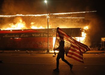 PROTESTAS YA NO SON POR ASESINATO DE FLOYD: GOBERNADOR DE MINNESOTA