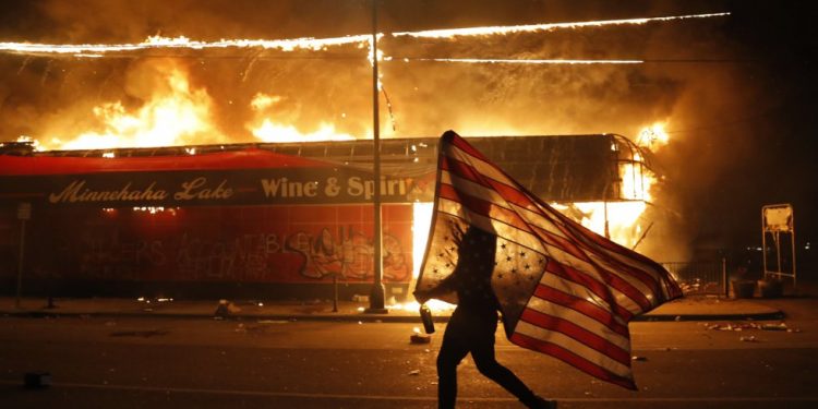 PROTESTAS YA NO SON POR ASESINATO DE FLOYD: GOBERNADOR DE MINNESOTA