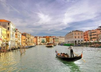 REGRESAN LAS GÓNDOLAS A VENECIA PESE A LA AUSENCIA DE TURISTAS