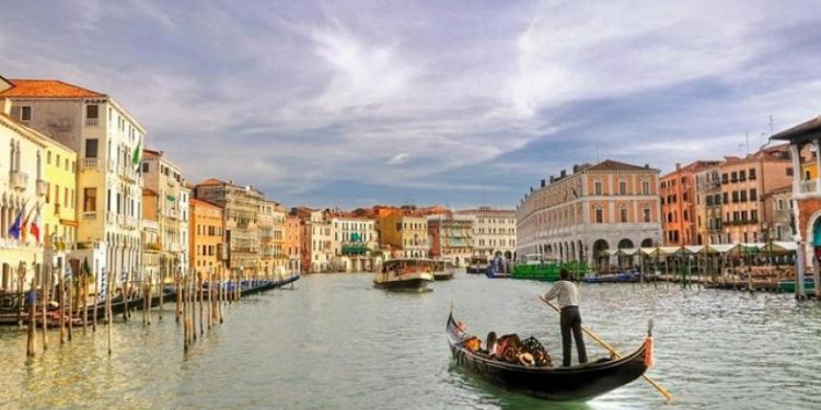 REGRESAN LAS GÓNDOLAS A VENECIA PESE A LA AUSENCIA DE TURISTAS