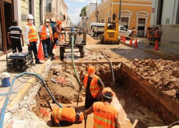 REHABILITA JAPAY IMPORTANTE LÍNEA DE CONDUCCIÓN EN EL CENTRO HISTÓRICO