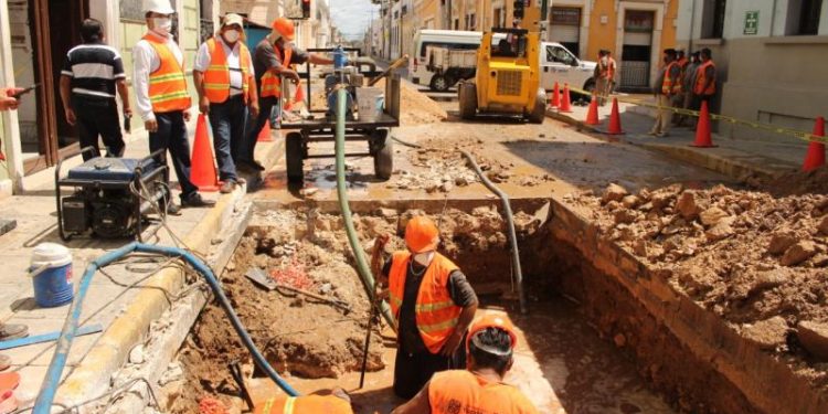 REHABILITA JAPAY IMPORTANTE LÍNEA DE CONDUCCIÓN EN EL CENTRO HISTÓRICO