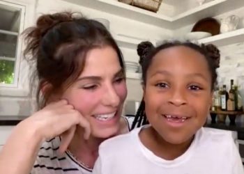 SANDRA BULLOCK PRESENTA POR PRIMERA VEZ A LAILA, SU HIJA