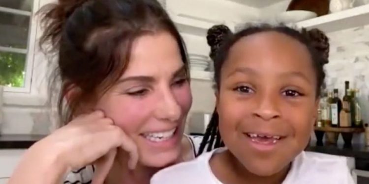 SANDRA BULLOCK PRESENTA POR PRIMERA VEZ A LAILA, SU HIJA