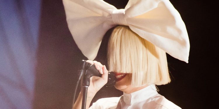 SIA ADOPTA A DOS JÓVENES DE 18 AÑOS