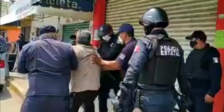 POLICÍAS DE NACAJUCA AGREDEN A COMERCIANTE DE LA TERCERA EDAD