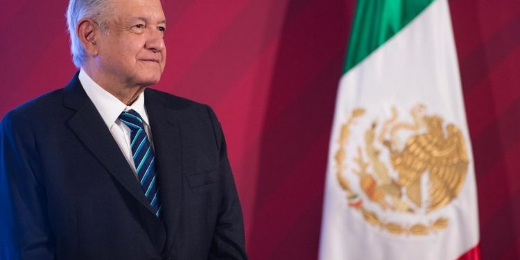 AMLO ENVIÓ UN MENSAJE DE FELICITACIÓN POR EL DÍA DEL MAESTRO