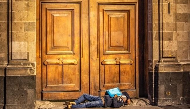 HOMBRE CON PRESUNTO COVID-19 BLOQUEA ACCESO A PALACIO NACIONAL