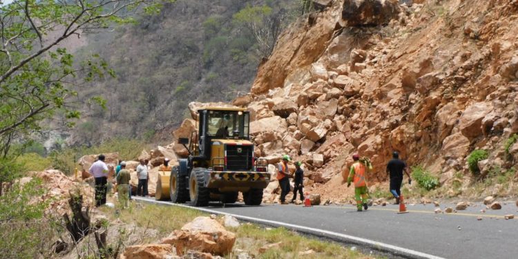 SCT REPARARA LOS DAÑOS EN LA CARRETERA OAXACA-TEHUANTEPEC, AFECTADA POR EL SISMO