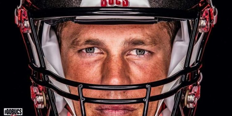 TIEMBLA EL SUR DE LA NFC, TOM BRADY YA LUCE EL JERSEY DE TAMPA