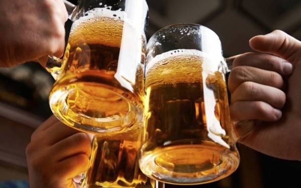 YA HAY FILAS POR REAPERTURA GRADUAL DE BARES EN EUROPA