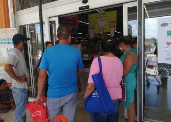 EN CHEDRAUI DE LA LÓPEZ PORTILLO EN CANCÚN NO DEJAN ENTRAR A LA GENTE POR ALTA TEMPERATURA DEBIDO AL SOL