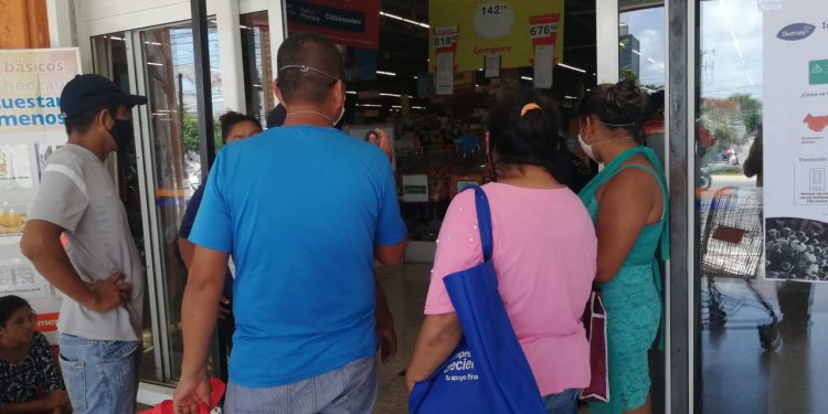 EN CHEDRAUI DE LA LÓPEZ PORTILLO EN CANCÚN NO DEJAN ENTRAR A LA GENTE POR ALTA TEMPERATURA DEBIDO AL SOL