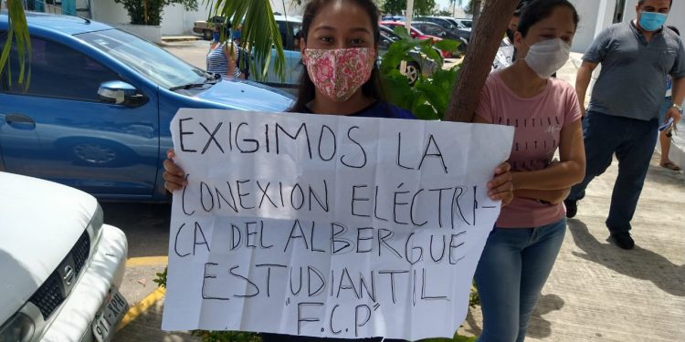 JÓVENES DE ALBERGUE DE FELIPE CARRILLO PUERTO SE QUEJAN DE LA CFE