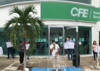 MORADORES DEL ALBERGUE ESTUDIANTIL DENUNCIAN ABUSOS DE LA CFE Y ALCALDE OTONIEL SEGOVIA