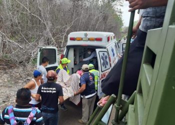 AUXILIA PROTECCIÓN CIVIL PARA SACAR A UNA MUJER EMBARAZADA DE UNA COMUNIDAD  DE DIFÍCIL ACCESO Y PODER LLEVARLA HACIA CHETUMAL