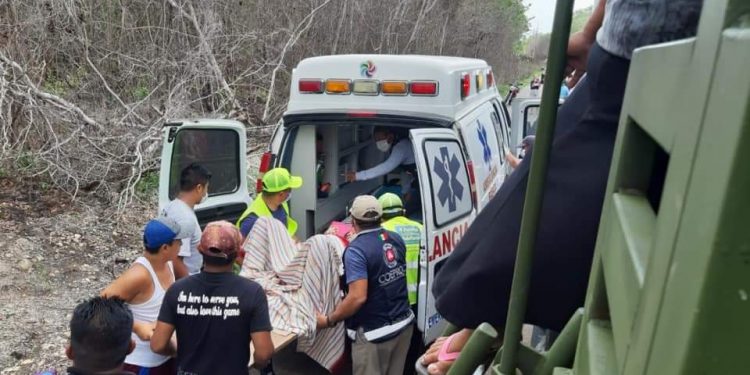 AUXILIA PROTECCIÓN CIVIL PARA SACAR A UNA MUJER EMBARAZADA DE UNA COMUNIDAD  DE DIFÍCIL ACCESO Y PODER LLEVARLA HACIA CHETUMAL