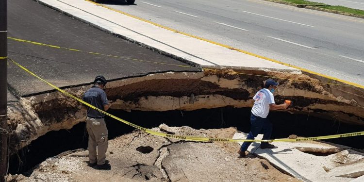 SE REGISTRA UN SOCAVÓN EN LA CARRETERA PLAYA DEL CARMEN -TULUM