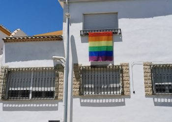 ESPAÑOLES COLGARON BANDERAS EN BALCONES DE SUS CASAS PARA MOSTRAR SU ORGULLO
