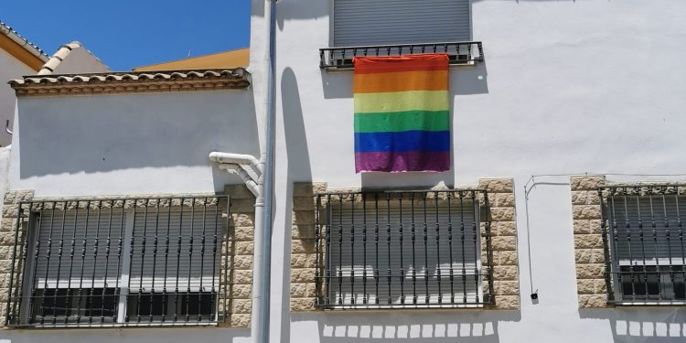 ESPAÑOLES COLGARON BANDERAS EN BALCONES DE SUS CASAS PARA MOSTRAR SU ORGULLO