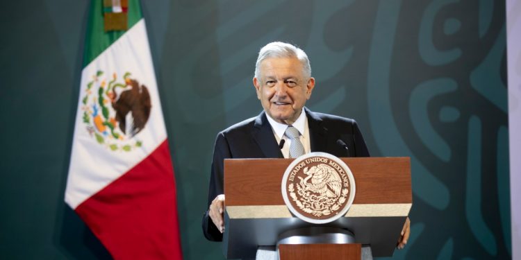 VAMOS A CUMPLIR CON LOS ORDENAMIENTOS LEGALES SOBRE EL TREN MAYA: AMLO