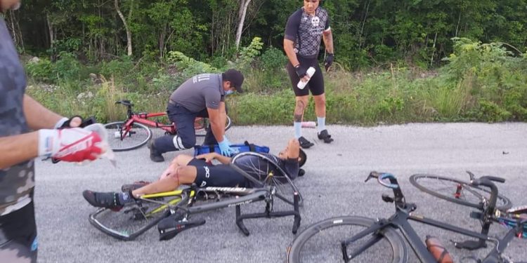 CONDUCTOR ARROLLA A CICLISTAS EN AVENIDA DE CANCÚN