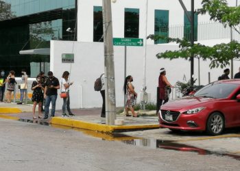 LARGAS FILAS EN MIGRACIÓN