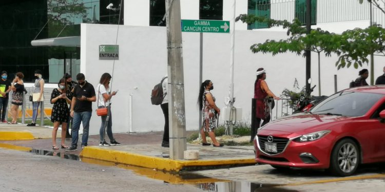 LARGAS FILAS EN MIGRACIÓN