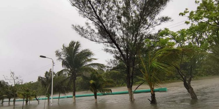 CRISTÓBAL LE PEGA FUERTE A CIUDAD DEL CARMEN