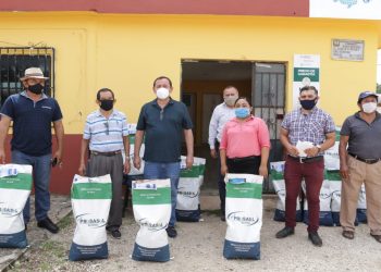 ENTREGAN SEMILLAS A PRODUCTORES DE LÁZARO CÁRDENAS