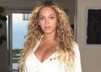 «MANTENGÁMONOS UNIDOS Y ENFOCADOS EN NUESTRO EXIGENCIA A LA JUSTICIA REAL», BEYONCÉ.