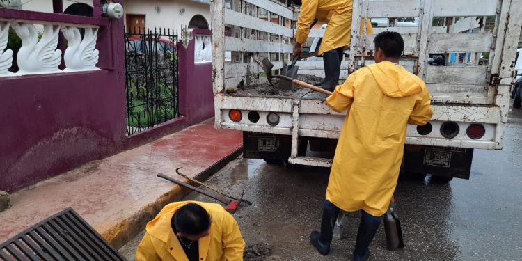 REALIZA PROTECCIÓN CIVIL TRABAJOS DE LIMPIEZA Y DESAZOLVE DE POZOS DE ABSORCIÓN, EN LA CABECERA MUNICIPAL.