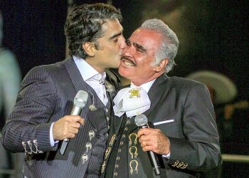 ALEJANDRO FERNÁNDEZ REGRESA AL MARIACHI JUNTO A SU PADRE