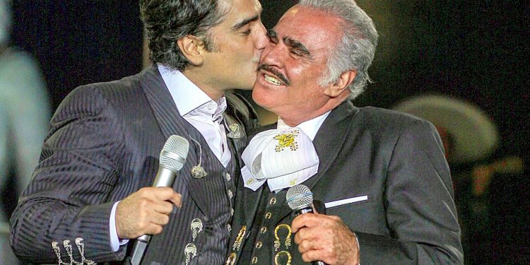 ALEJANDRO FERNÁNDEZ REGRESA AL MARIACHI JUNTO A SU PADRE