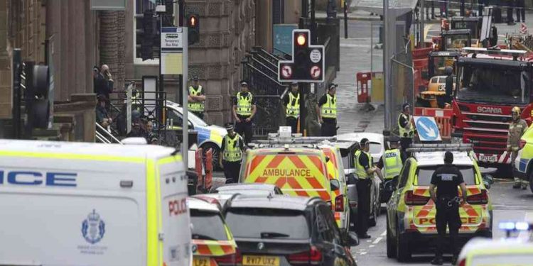 ATAQUE EN ESCOCIA DEJA UN MUERTO Y SEIS LESIONADOS