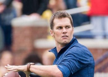 BRADY Y NUEVE JUGADORES ENTRENAN EN GRUPO, DESOBEDECIENDO ÓRDENES