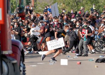 CAMIÓN INTENTA EMBESTIR A MANIFESTANTES EN MINNEAPOLIS