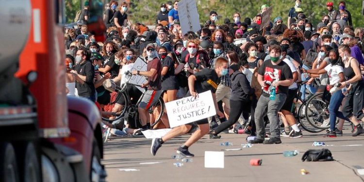 CAMIÓN INTENTA EMBESTIR A MANIFESTANTES EN MINNEAPOLIS