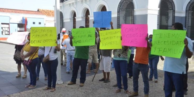 CON PROTESTA EN PALACIO DE GOBIERNO AMBULANTES DE OCUILTZAPOTLÁN PIDEN SE LES PERMITA VOLVER A TRABAJAR