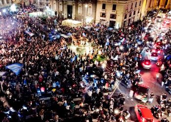 CRITICAN AGLOMERACIONES EN NÁPOLES TRAS FINAL DE LA COPA DE ITALIA