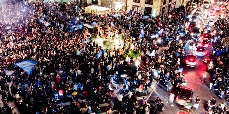 CRITICAN AGLOMERACIONES EN NÁPOLES TRAS FINAL DE LA COPA DE ITALIA