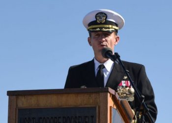 EU CONFIRMA DESPIDO DE CAPITÁN DE PORTAAVIONES QUE SUFRIÓ BROTE DE COVID-19